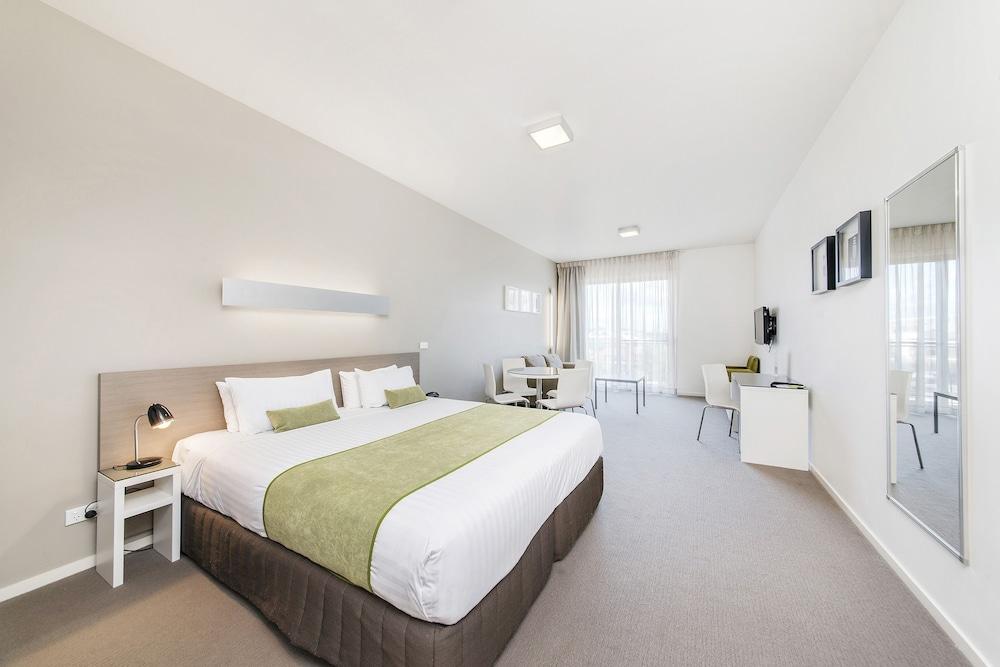 Abode Gungahlin Aparthotel Canberra Exterior foto