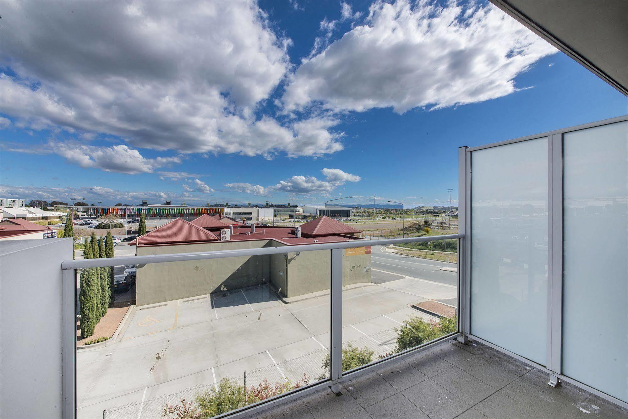 Abode Gungahlin Aparthotel Canberra Exterior foto